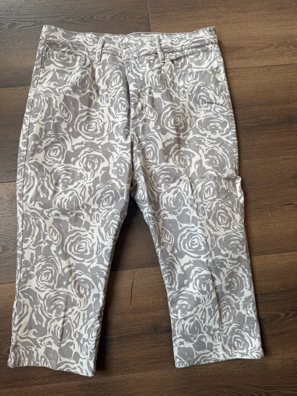 Lee Womens Ankle Crop Pants Gray and White Rose Print